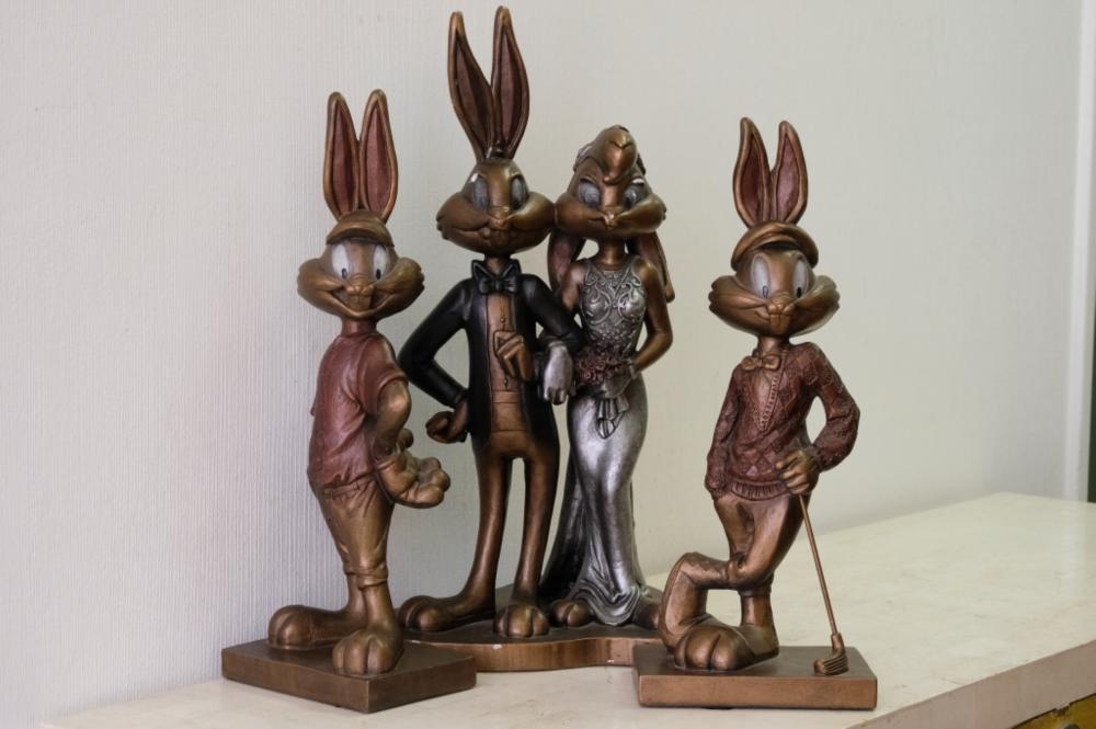 GROUP, THREE BUGS BUNNY AUSTIN