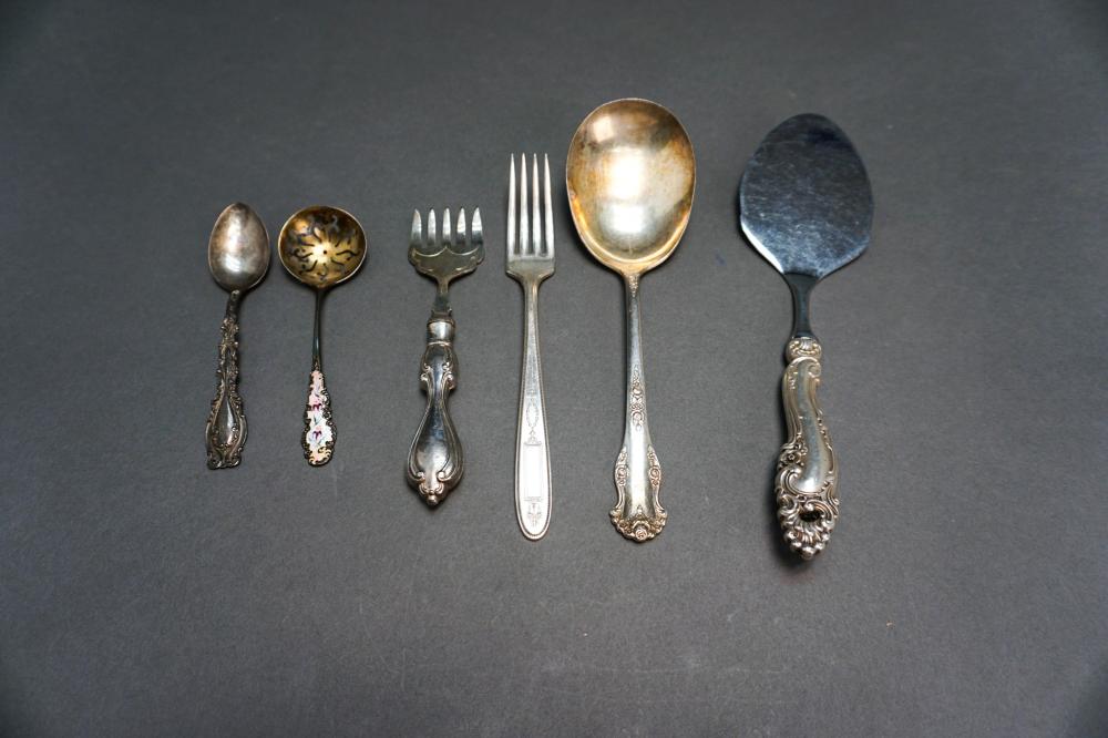 GROUP WITH ASSORTED FLAT TABLE