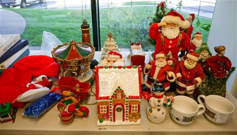 GROUP WITH CERAMIC AND OTHER