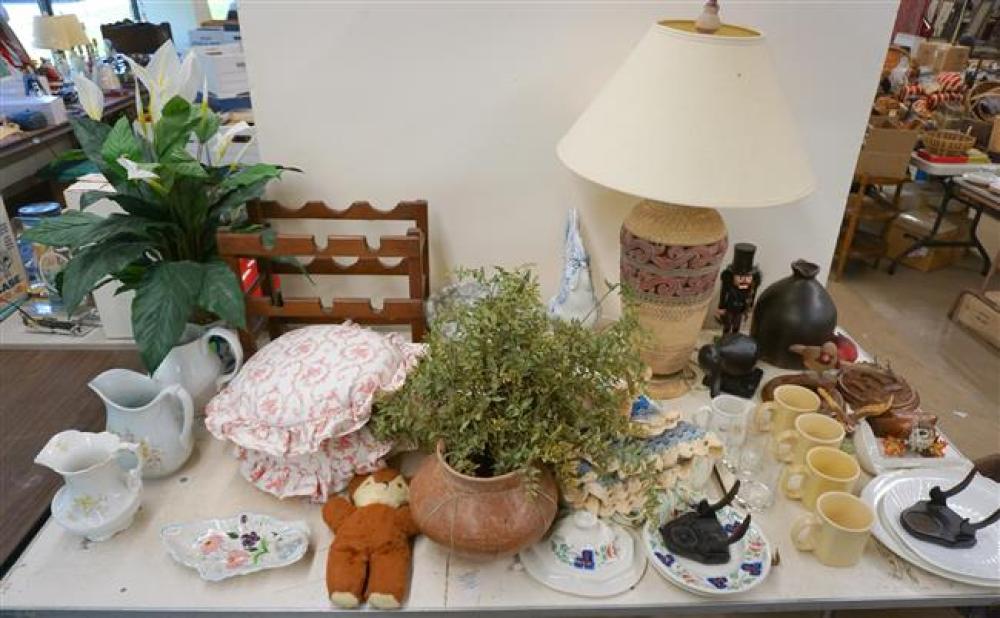 GROUP WITH CONTEMPORARY TABLE LAMP,