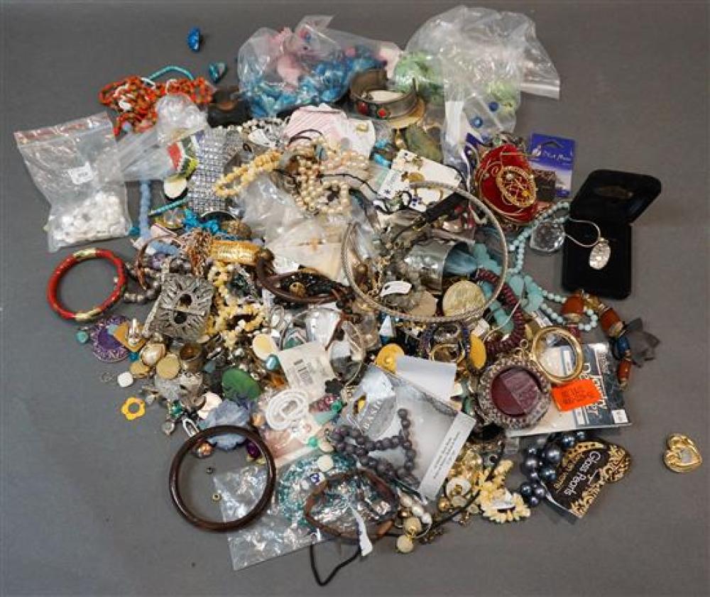 GROUP WITH COSTUME JEWELRYGroup