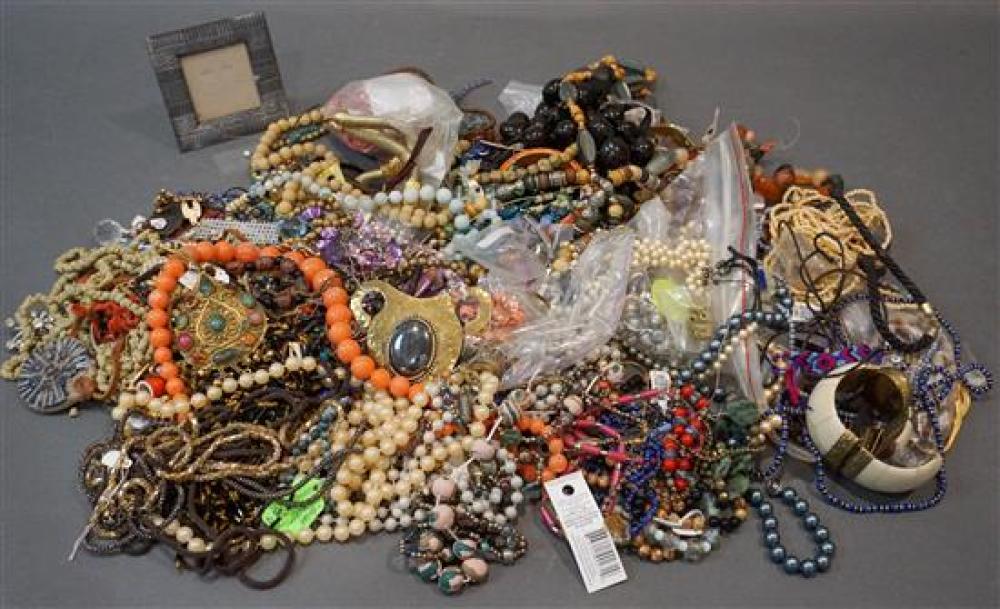 GROUP WITH COSTUME JEWELRYGroup