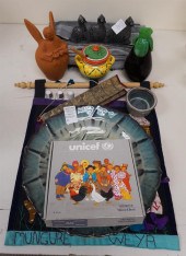 GROUP WITH DECORATIVE TABLE AR