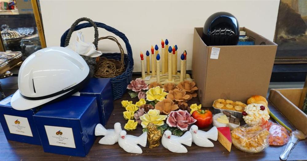 GROUP WITH DECORATIVE TABLE