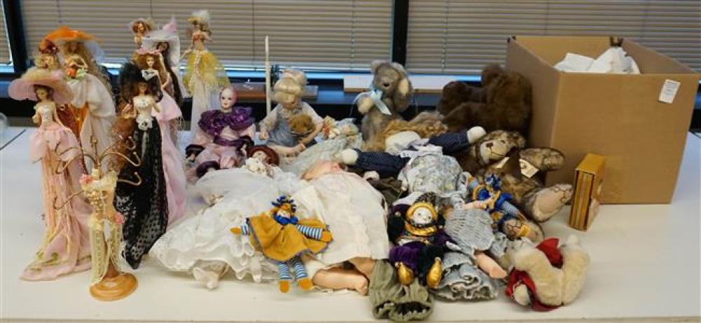 GROUP WITH DOLLS AND STUFFED