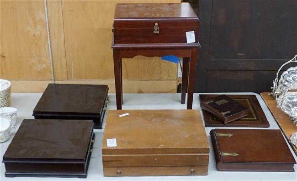 GROUP WITH FIVE WOOD CONTAINERS