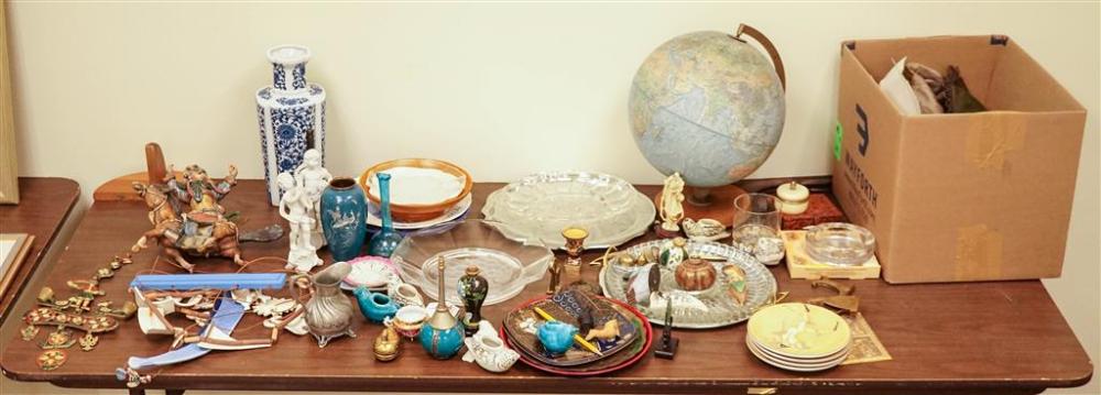 GROUP WITH GLASS AND METAL TRAYS,