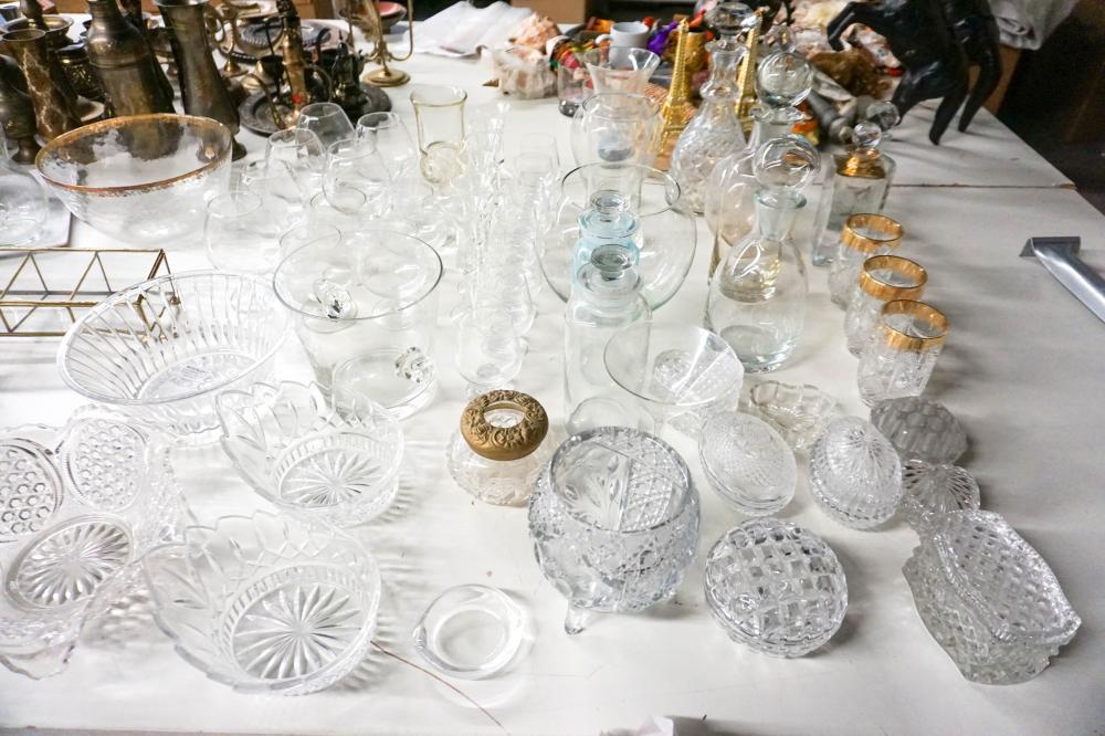 GROUP WITH GLASS DECANTERS,