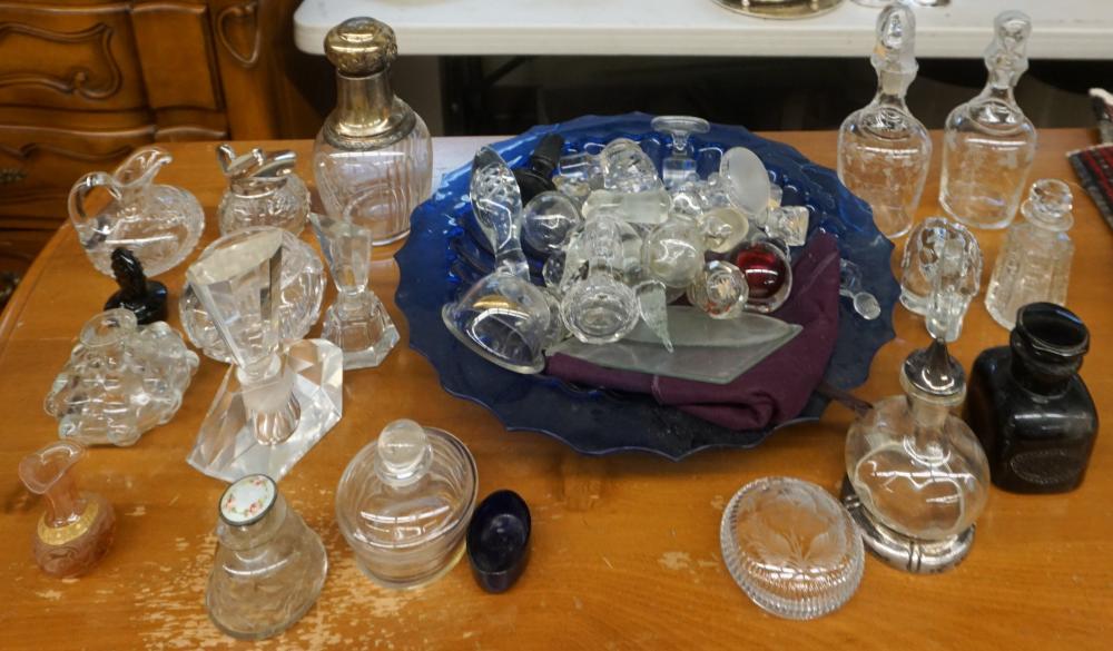 GROUP WITH GLASS DECANTERS, PERFUME