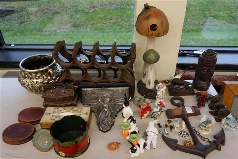 GROUP WITH GLASS, PORCELAIN AND