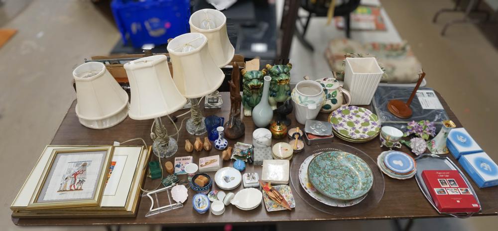 GROUP WITH LAMPS, PAIR OF CERAMIC