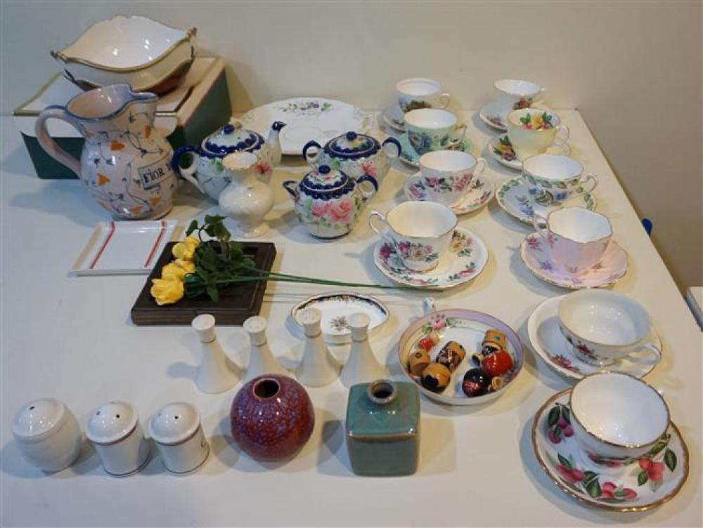 GROUP WITH PORCELAIN AND CERAMIC