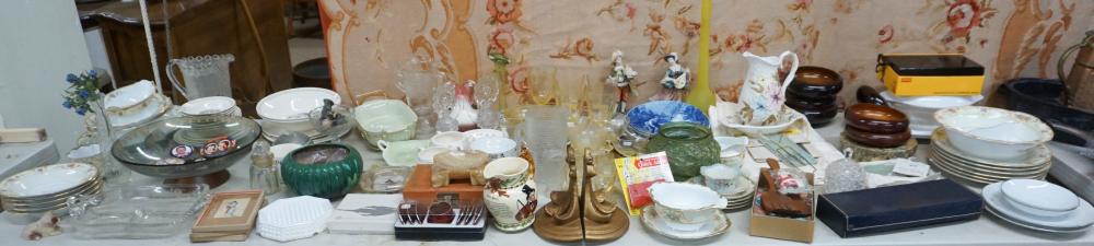 GROUP WITH PORCELAIN AND GLASS