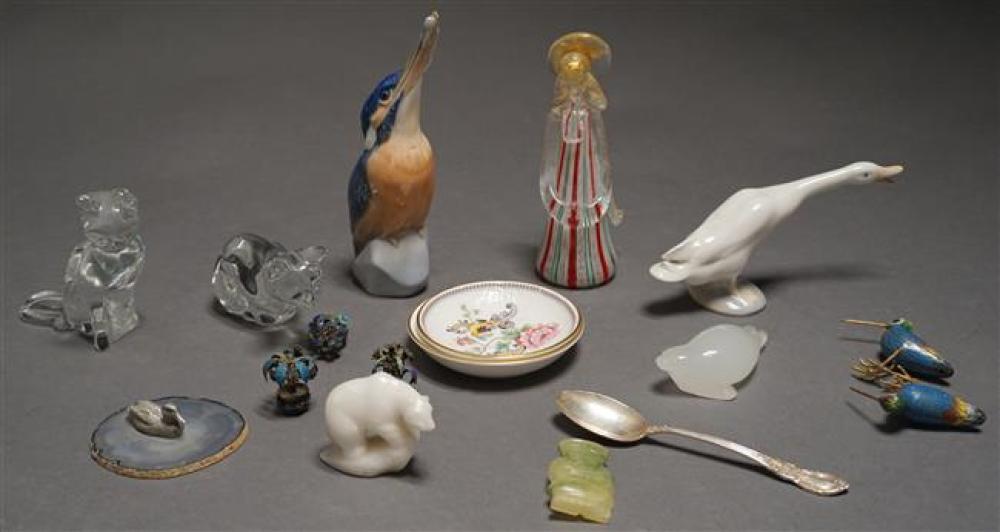 GROUP WITH PORCELAIN FIGURES OF