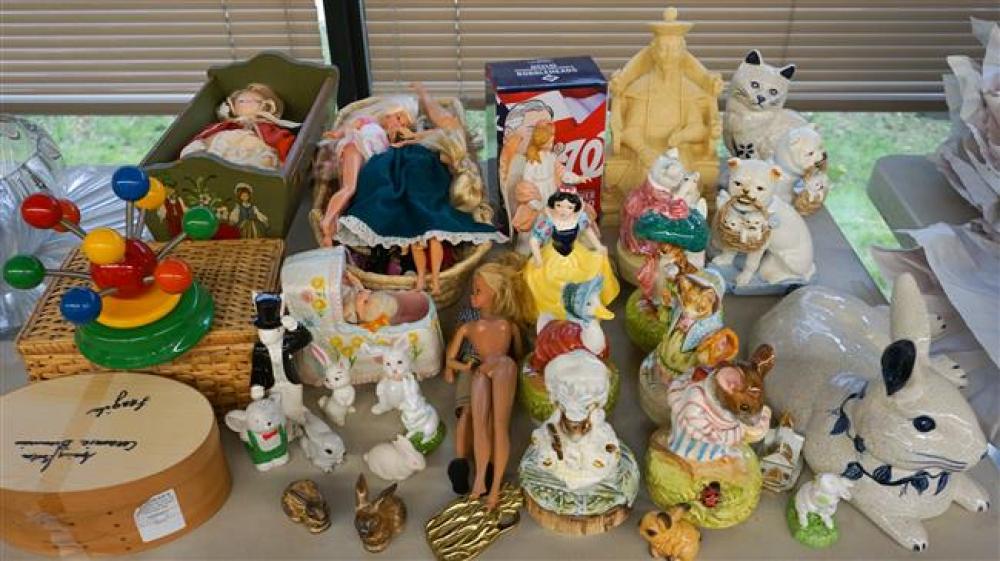 GROUP WITH PORCELAIN FIGURINES,