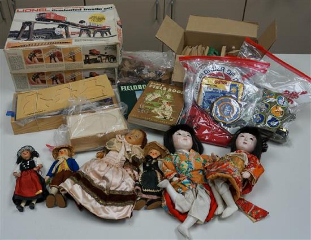 GROUP WITH TRAIN ACCESSORIES,