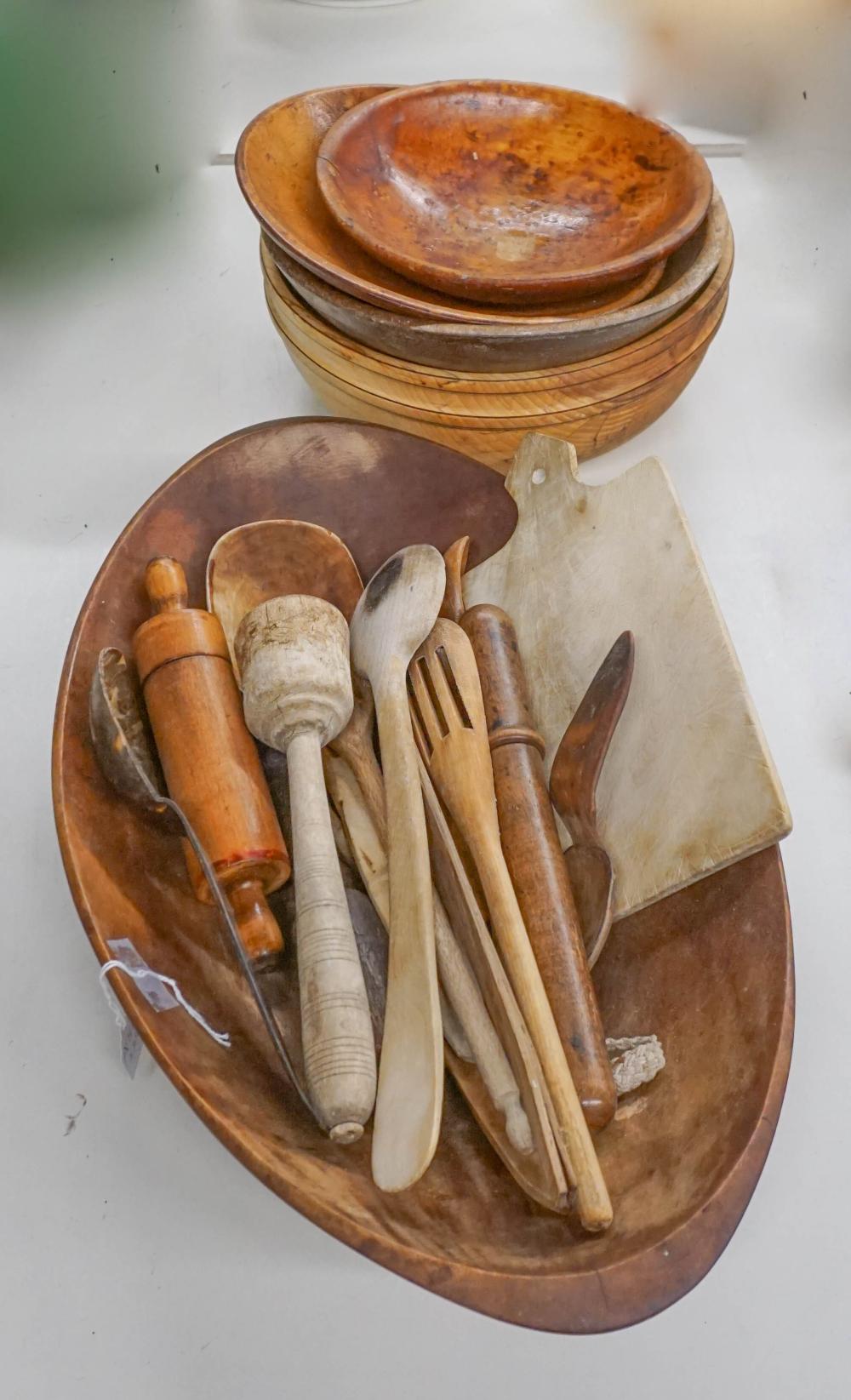 GROUP WITH TURNED WOOD BOWLS AND