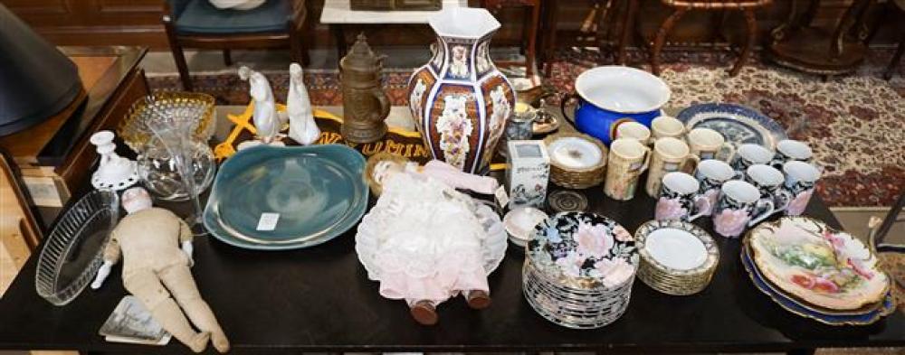 GROUP WITH TWO LLADRO FIGURINES,