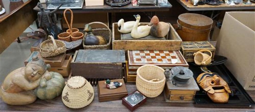 GROUP WITH WOOD AND WOVEN