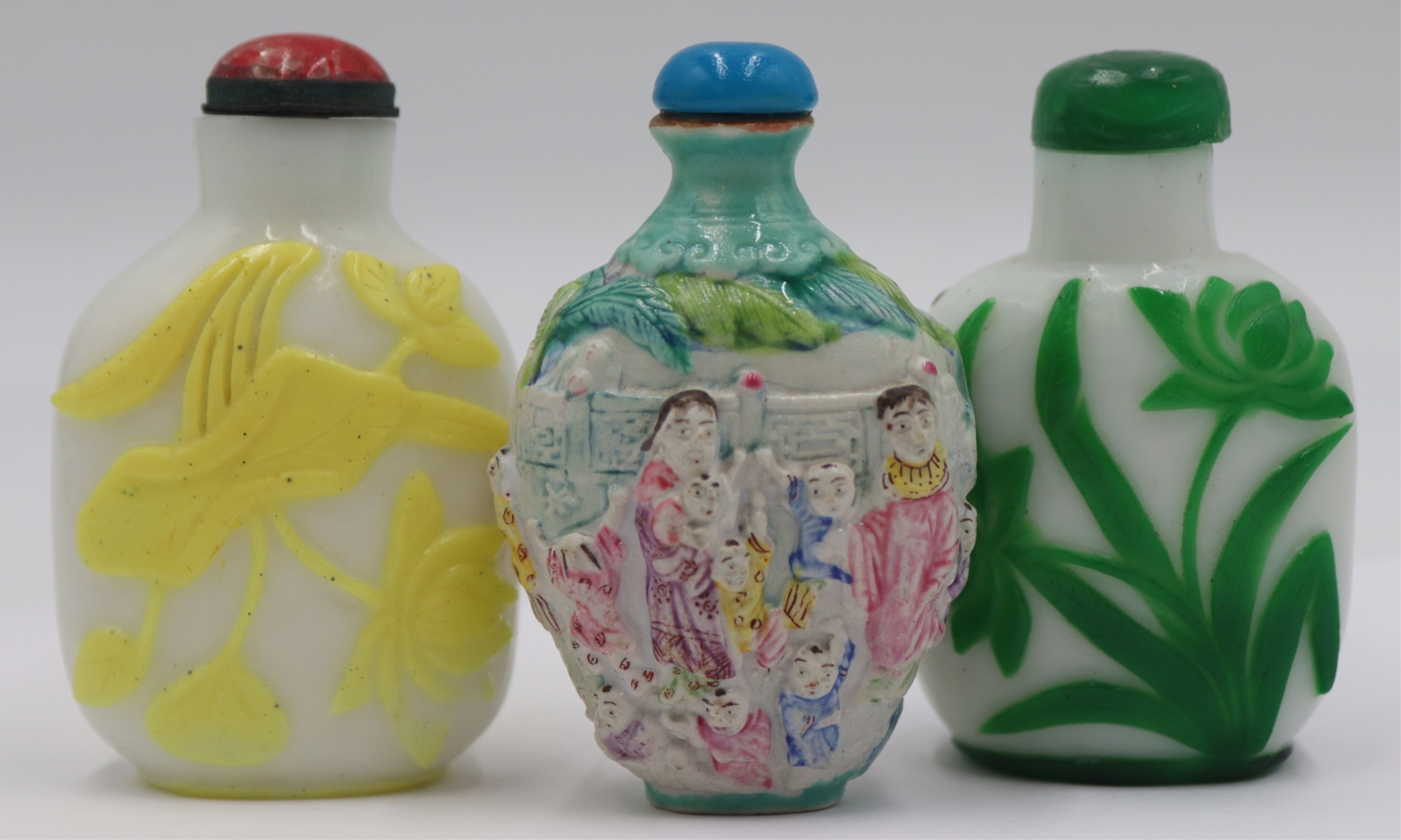 GROUPING OF (3) SNUFF BOTTLES.