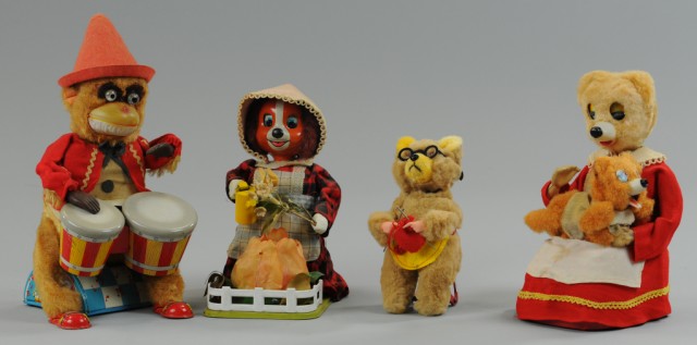 GROUPING OF BATTERY OP TOYS & KEY
