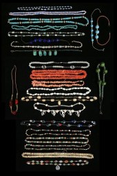 GROUPING OF BEADED NECKLACESLo