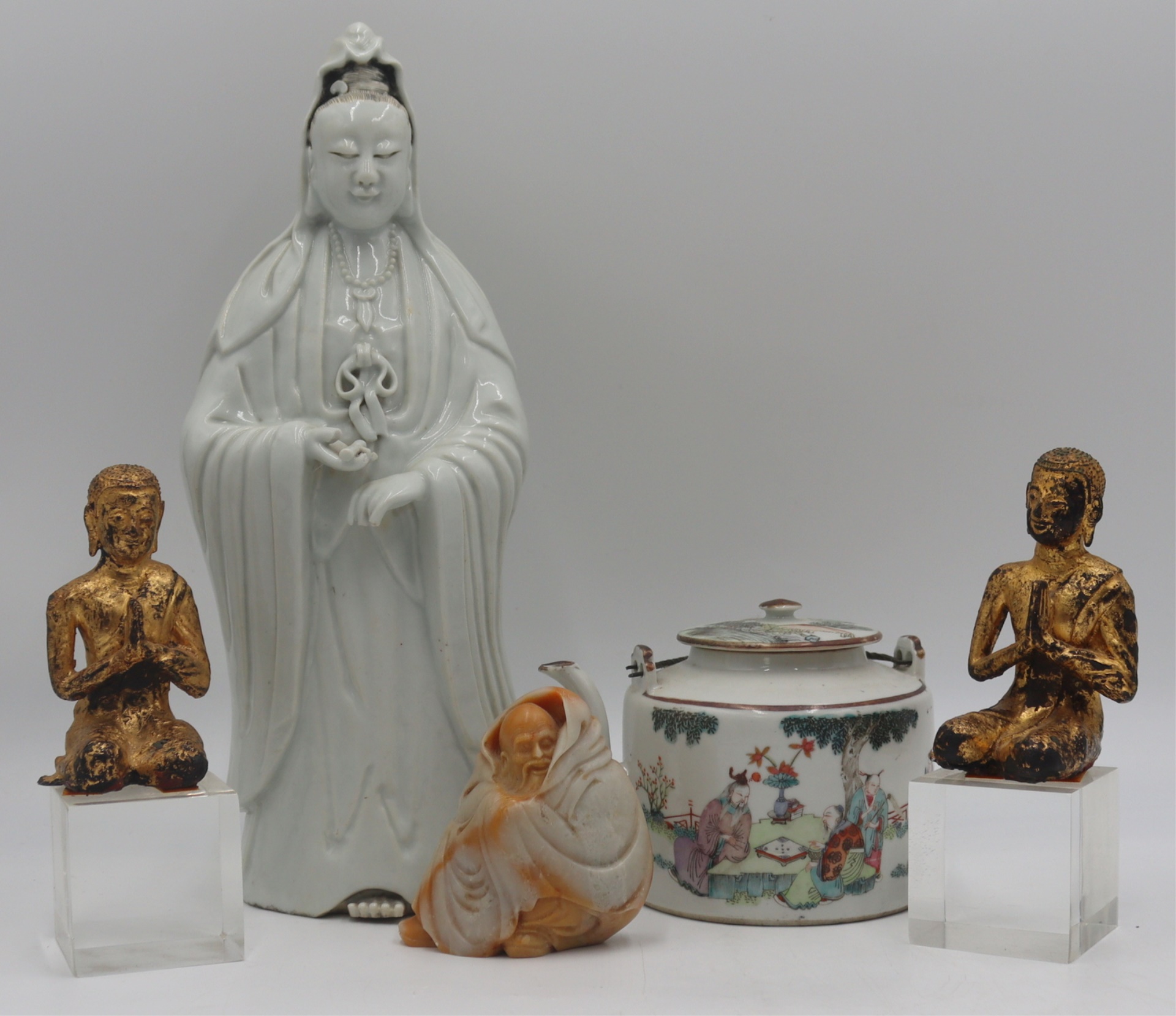 GROUPING OF CHINESE ANTIQUES.