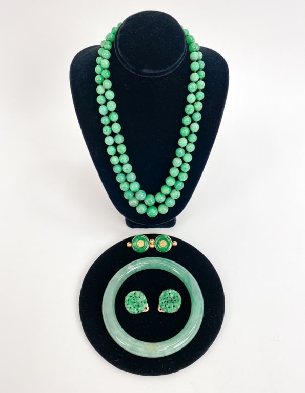 GROUPING OF CHINESE CARVED JADE
