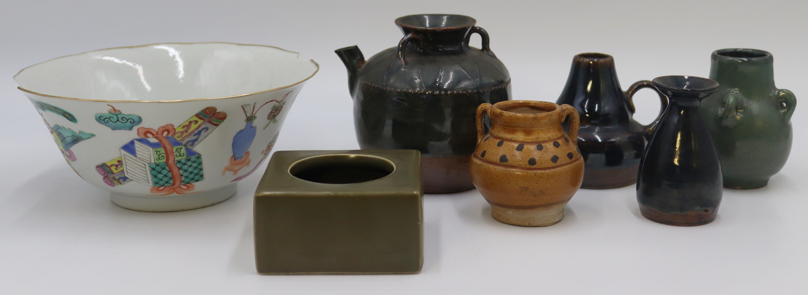 GROUPING OF CHINESE PORCELAIN AND