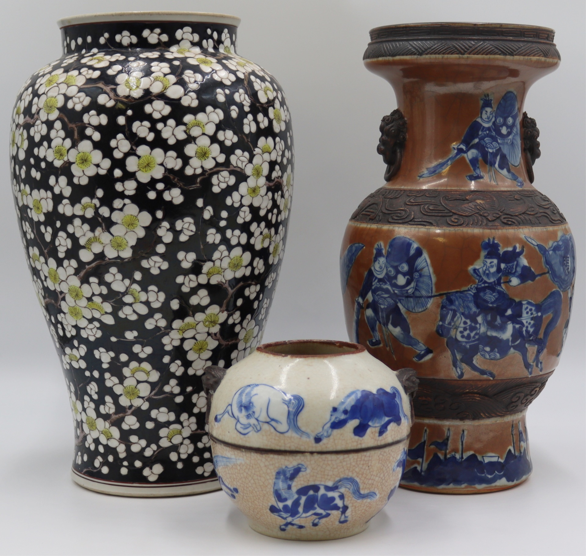 GROUPING OF CHINESE PORCELAIN.