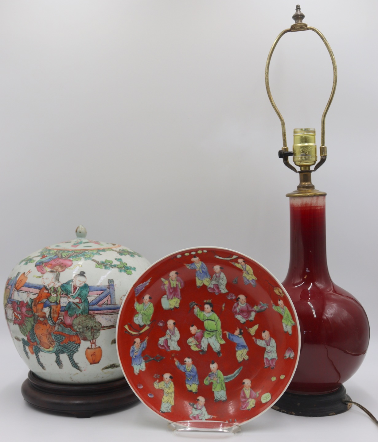 GROUPING OF CHINESE PORCELAIN.