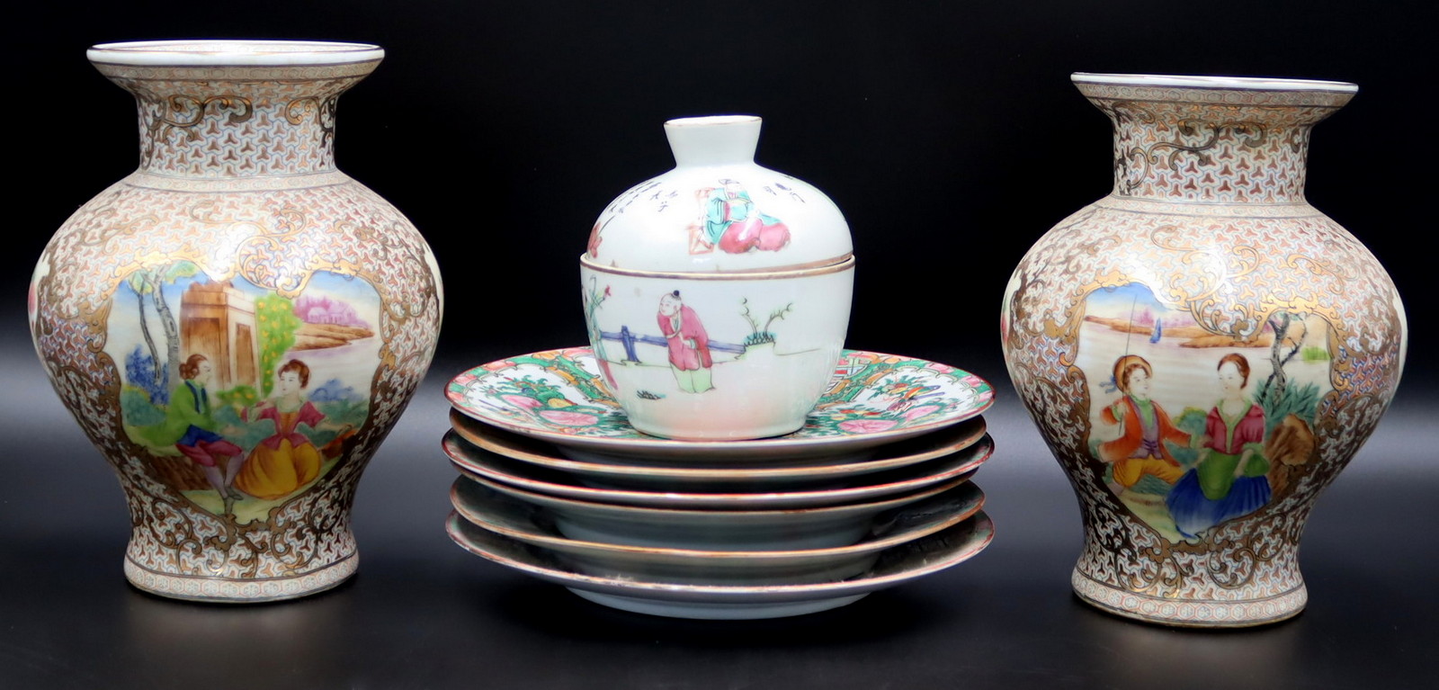 GROUPING OF CHINESE PORCELAINS.