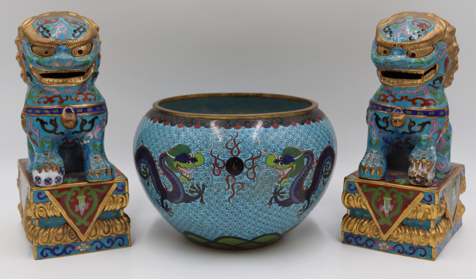 GROUPING OF CLOISONNE ITEMS.
