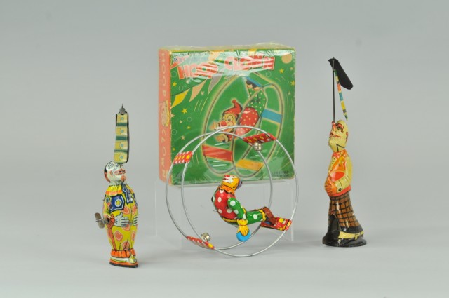 GROUPING OF CLOWN TOYS Lot