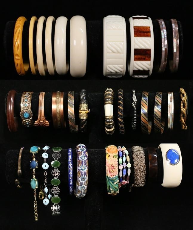 GROUPING OF COSTUME BRACELETS AND
