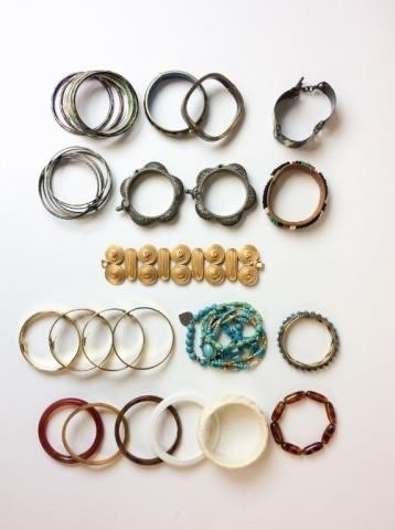 GROUPING OF COSTUME JEWELRY