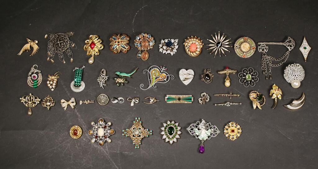 GROUPING OF COSTUME JEWELRY