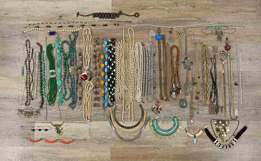 GROUPING OF COSTUME JEWELRY