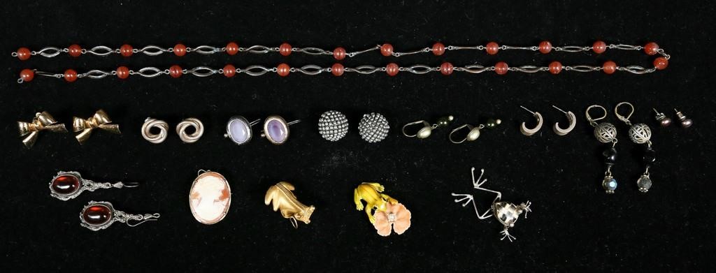 GROUPING OF COSTUME JEWELRY9