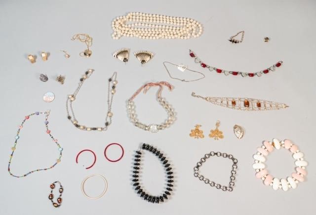 GROUPING OF COSTUME JEWELRYLot