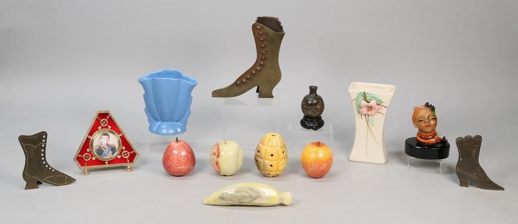 GROUPING OF DECORATIVE