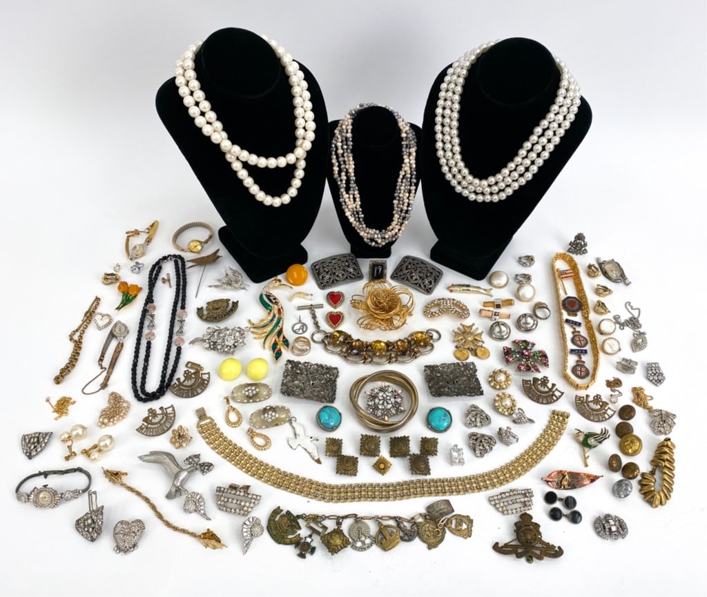 GROUPING OF ESTATE COSTUME