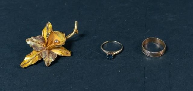 GROUPING OF GOLD JEWELRYLot