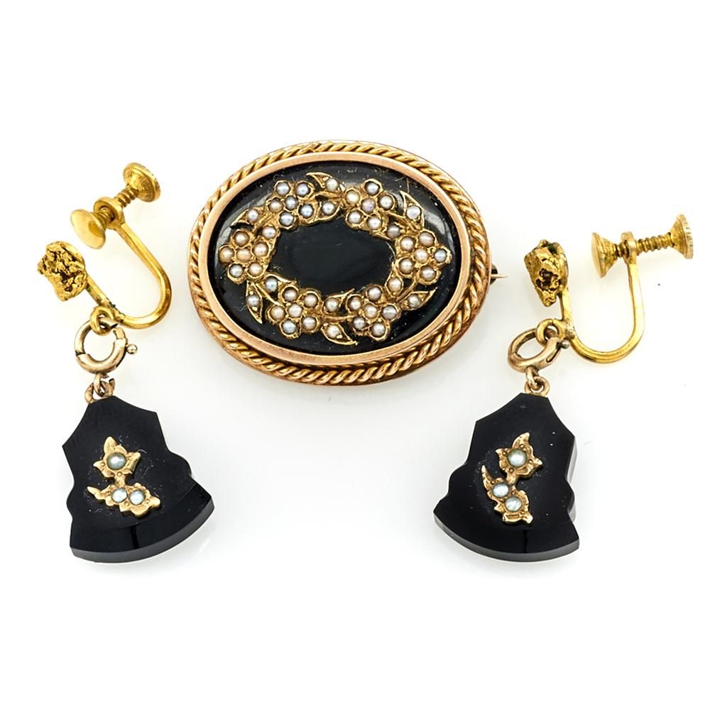 GROUPING OF GOLD NUGGET EARRINGS