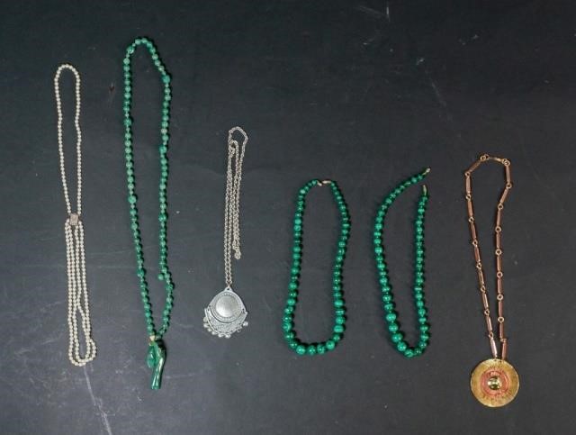 GROUPING OF NECKLACESLot includes
