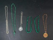 GROUPING OF NECKLACESLot inclu