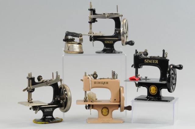 GROUPING OF TOY SINGER SEWING