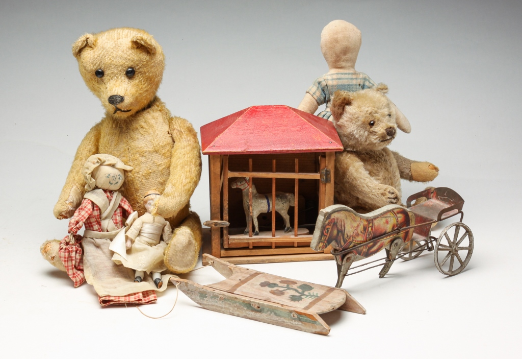 GROUPING OF TOYS INCLUDING