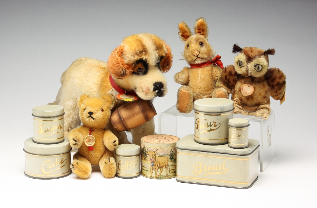 GROUPING OF TOYS INCLUDING