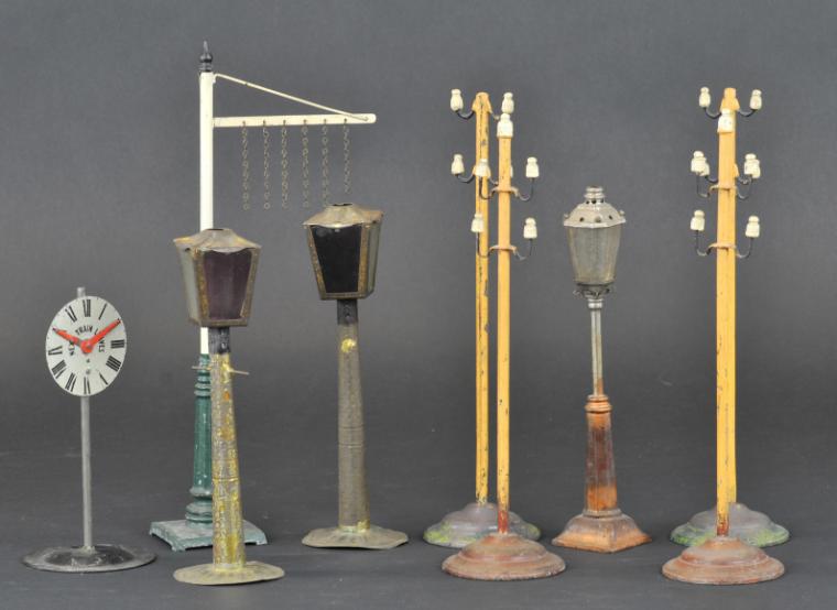 GROUPING OF TRAIN & ACCESSORIES Lot